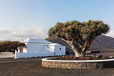 日本《最终幻想7：重生》实体首发销量比《最终幻想16》低22%